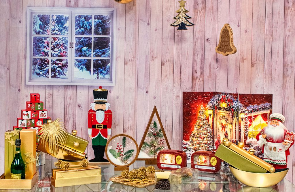 Articulos de decoracion y atrezzo para escaparates de venta o tiendas en otoño y Navidad1 (1)